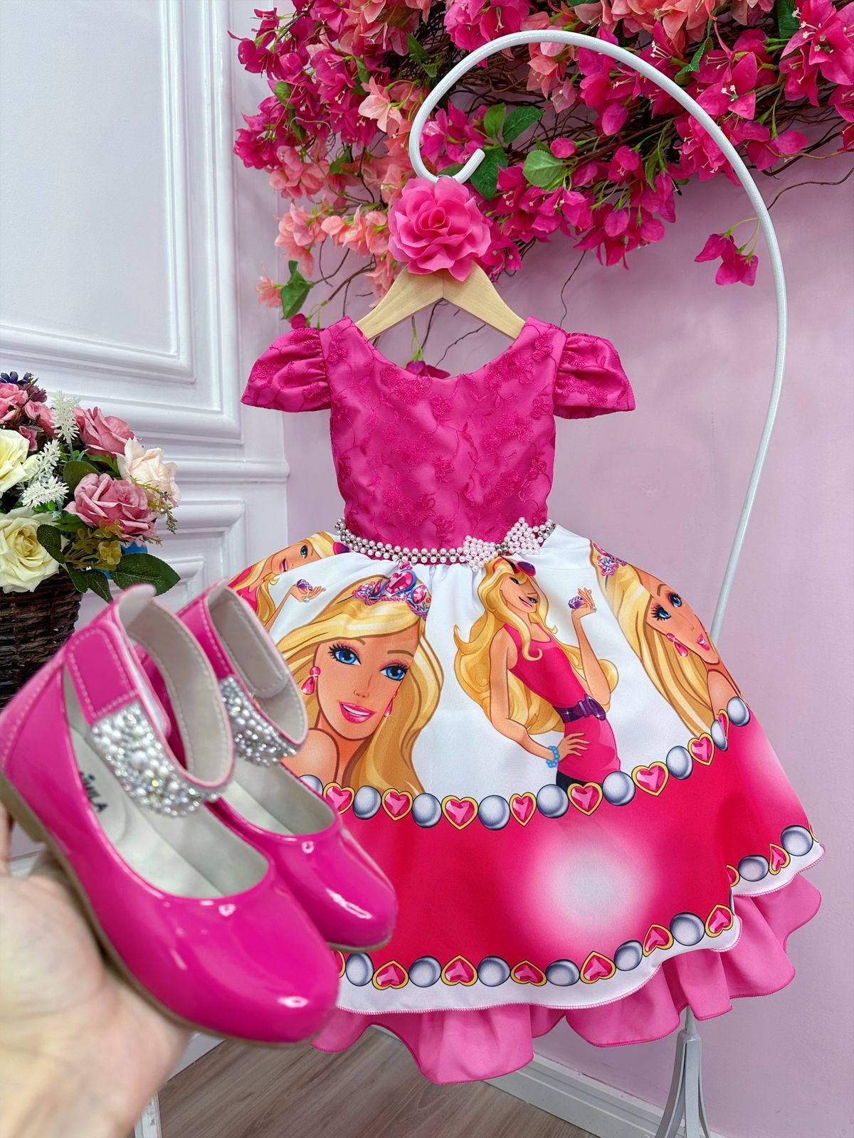 Vestido de busto rosa de Barbie con encaje y flor para el cabello
