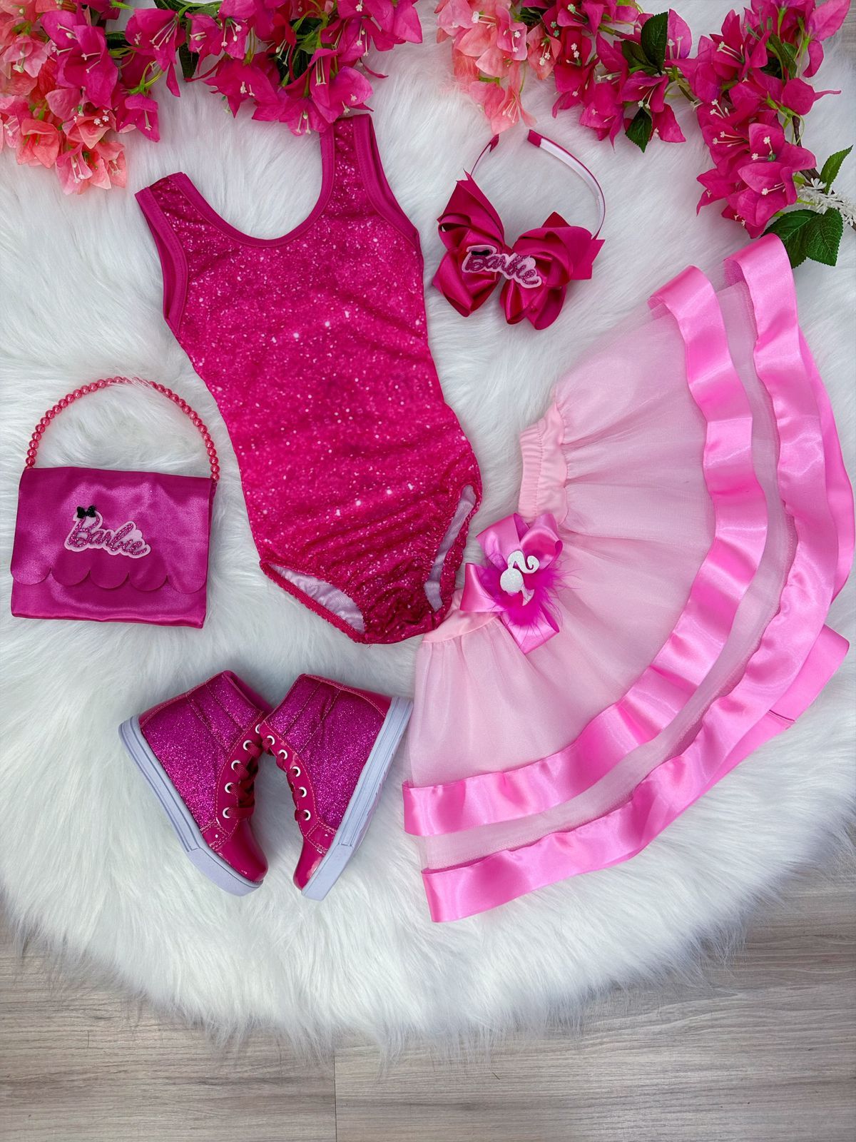 Body rosa de Barbie con falda rosa y broche de lujo