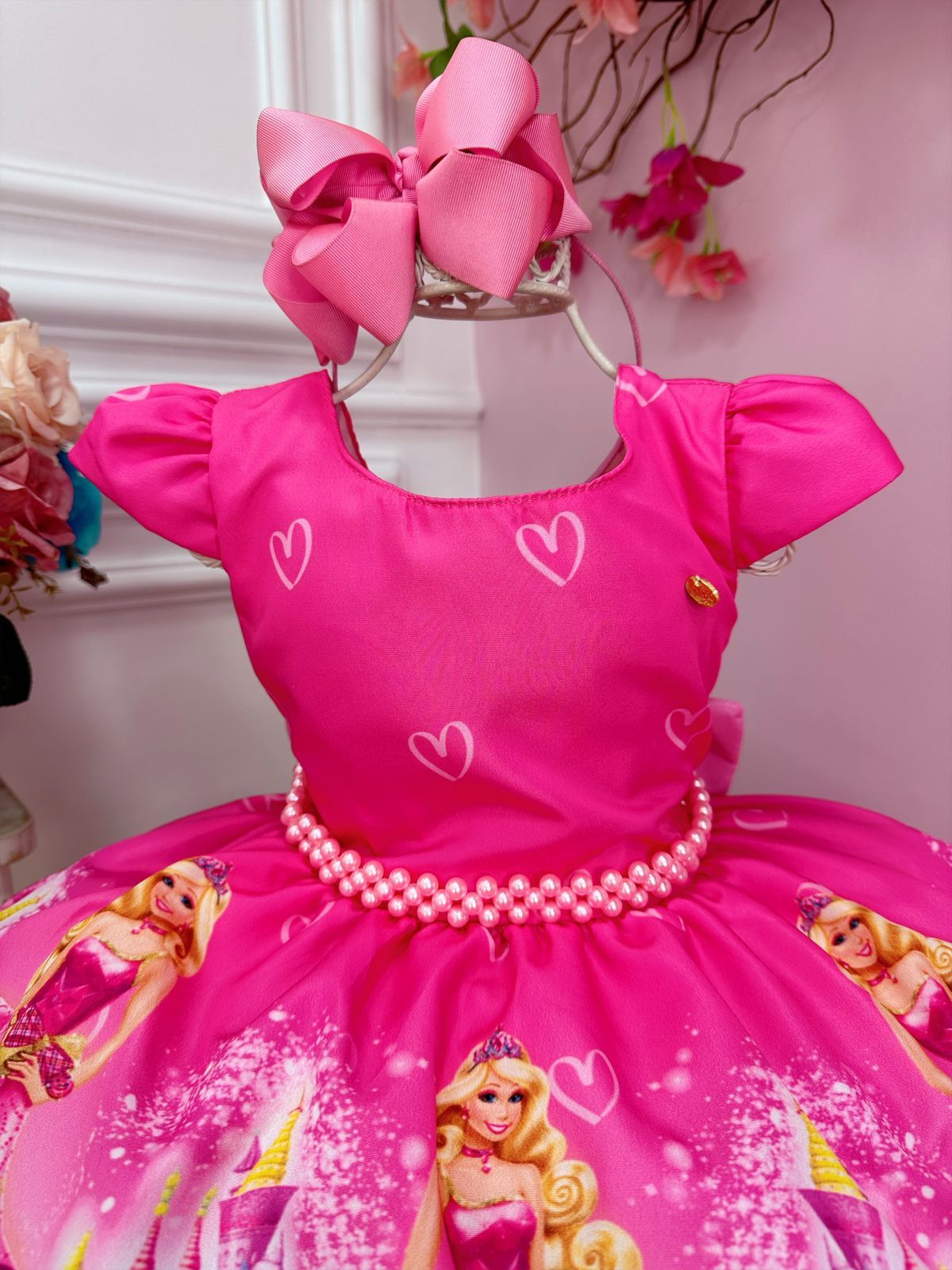 Vestido rosa chicle de Barbie con cinturón de perlas