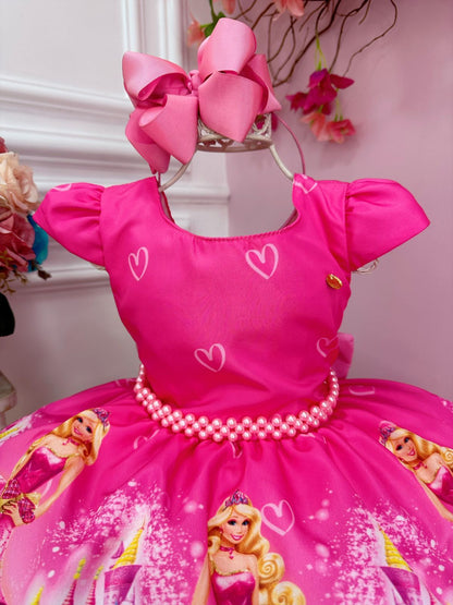 Vestido rosa chicle de Barbie con cinturón de perlas