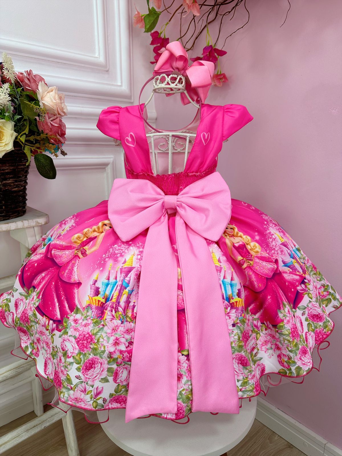 Vestido rosa chicle de Barbie con cinturón de perlas