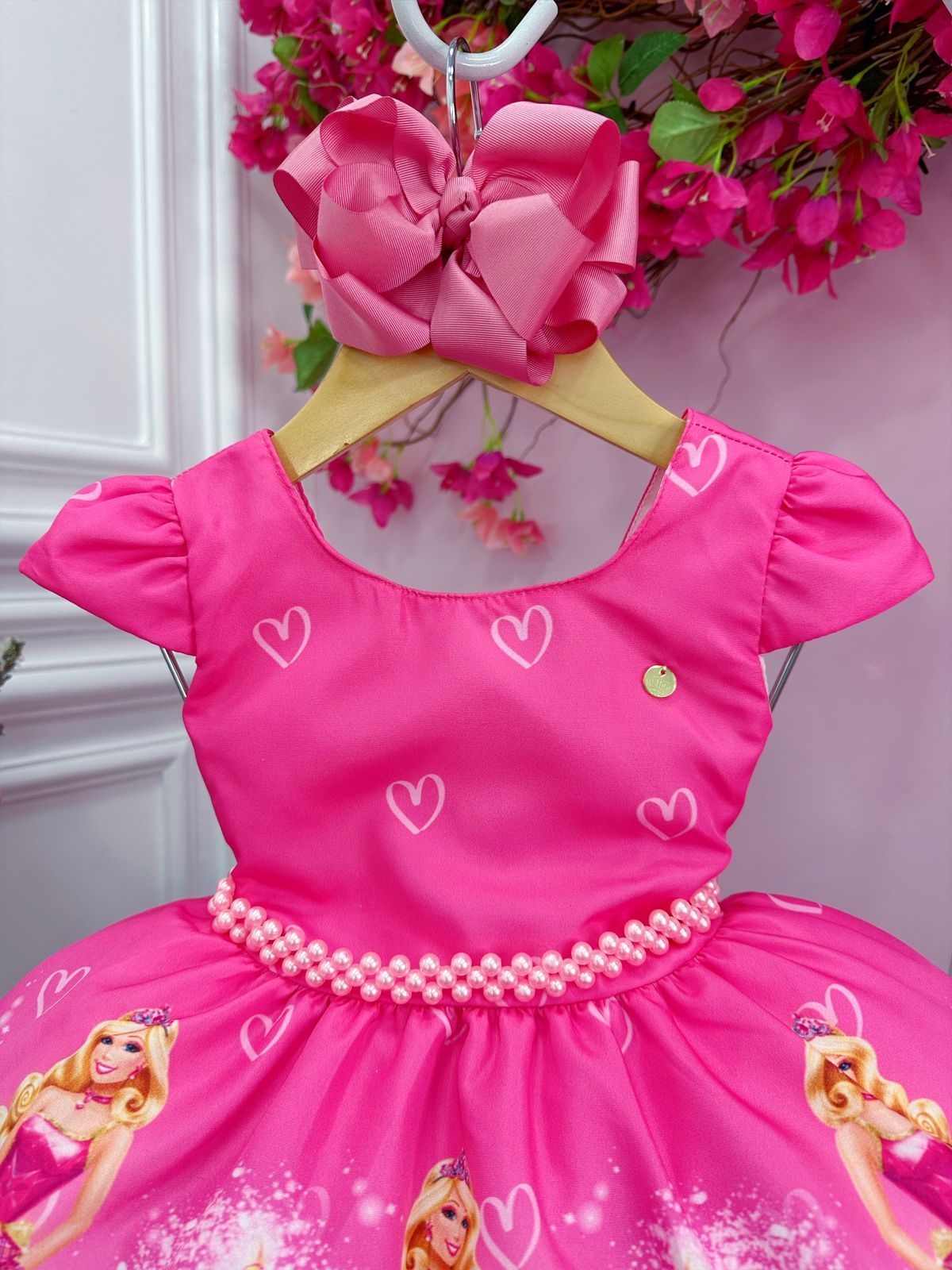 Vestido rosa chicle de Barbie con cinturón de perlas
