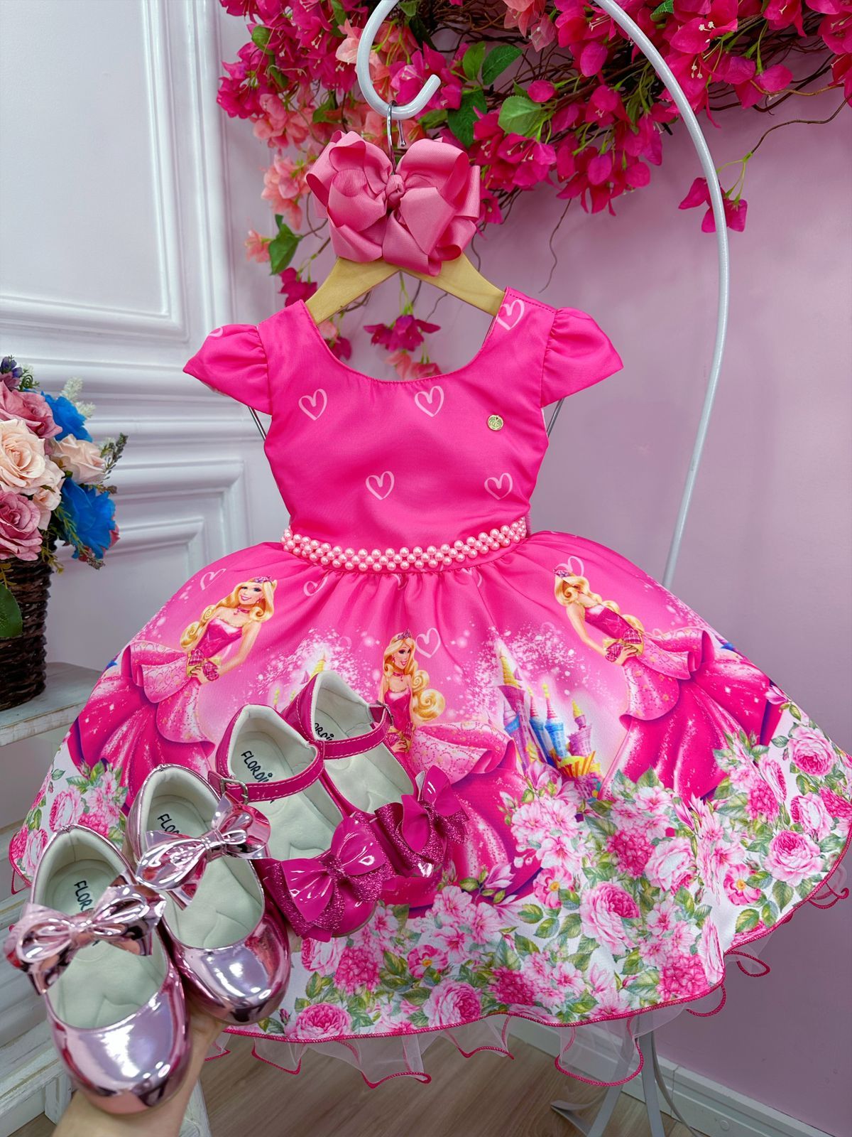 Vestido rosa chicle de Barbie con cinturón de perlas