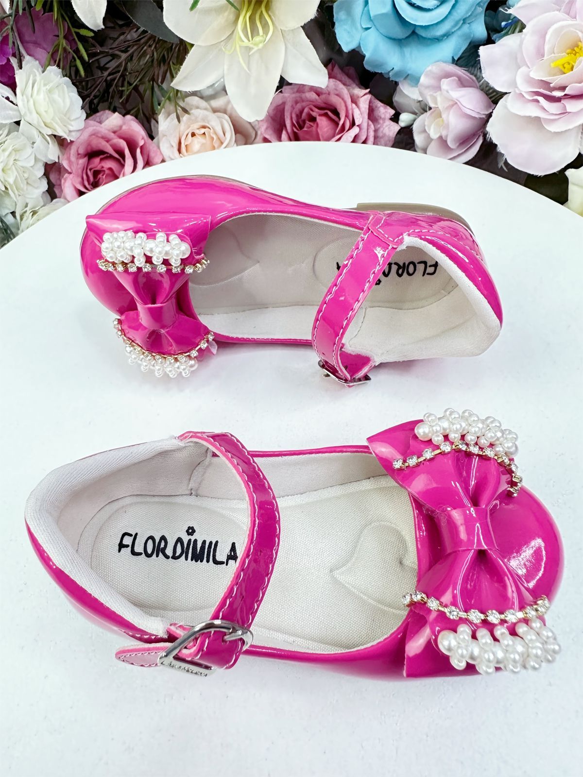 Zapato de charol rosa con lazo, perlas y pedrería