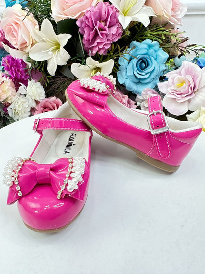 Zapato de charol rosa con lazo, perlas y pedrería