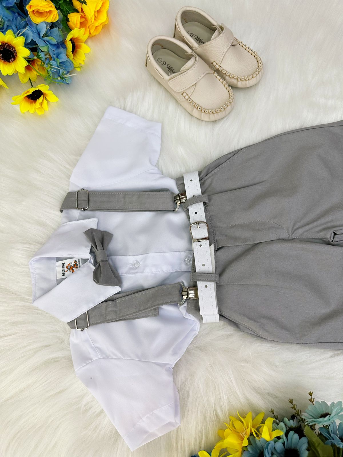 Conjunto formal con short con tirantes, corbata gris y camisa blanca