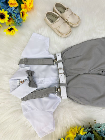 Conjunto formal con short con tirantes, corbata gris y camisa blanca