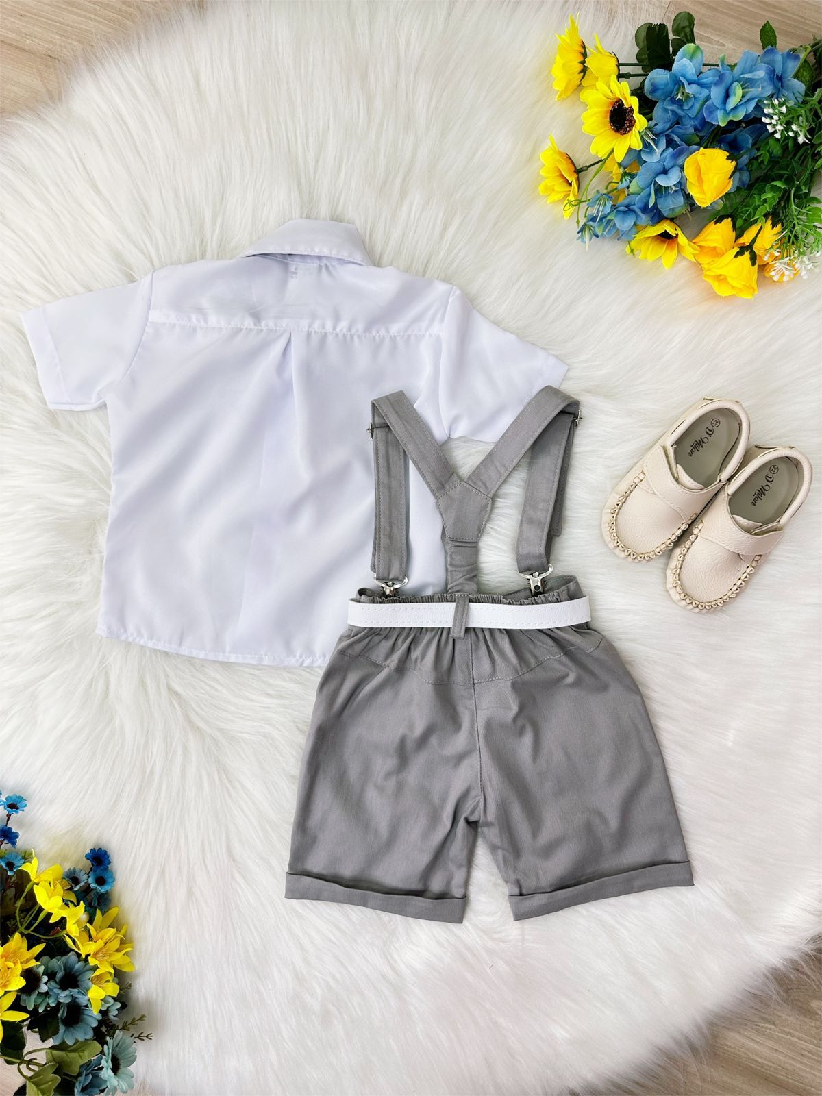 Conjunto formal con short con tirantes, corbata gris y camisa blanca