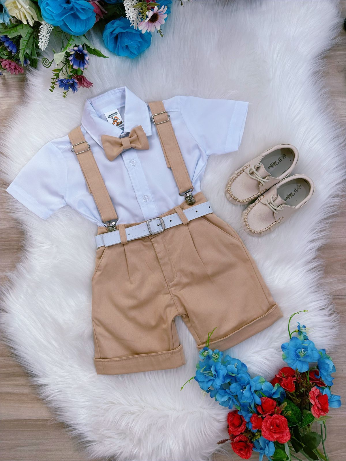 Conjunto formal con camisa blanca, short con tirantes y corbata caqui