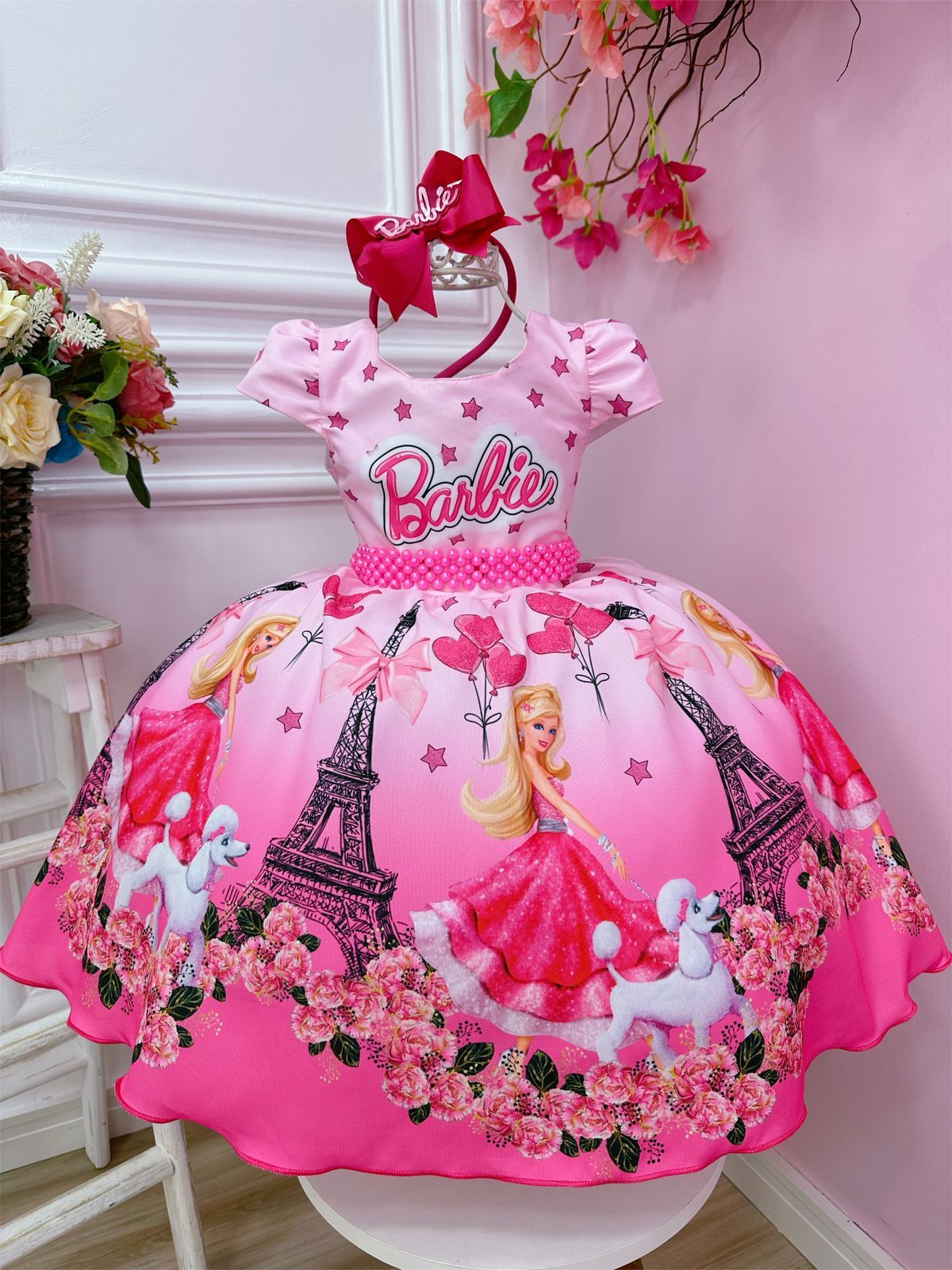 Vestido rosa y cinturón de perlas rosa de Barbie París