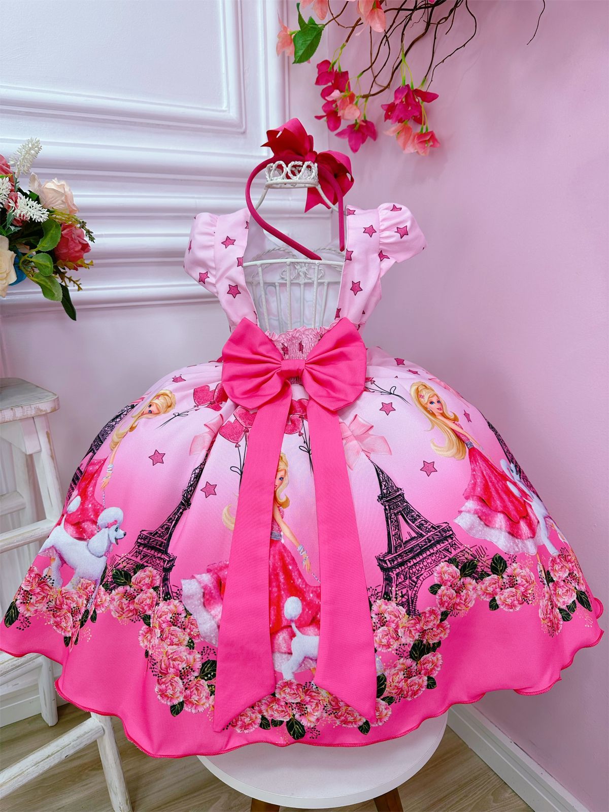 Vestido rosa y cinturón de perlas rosa de Barbie París