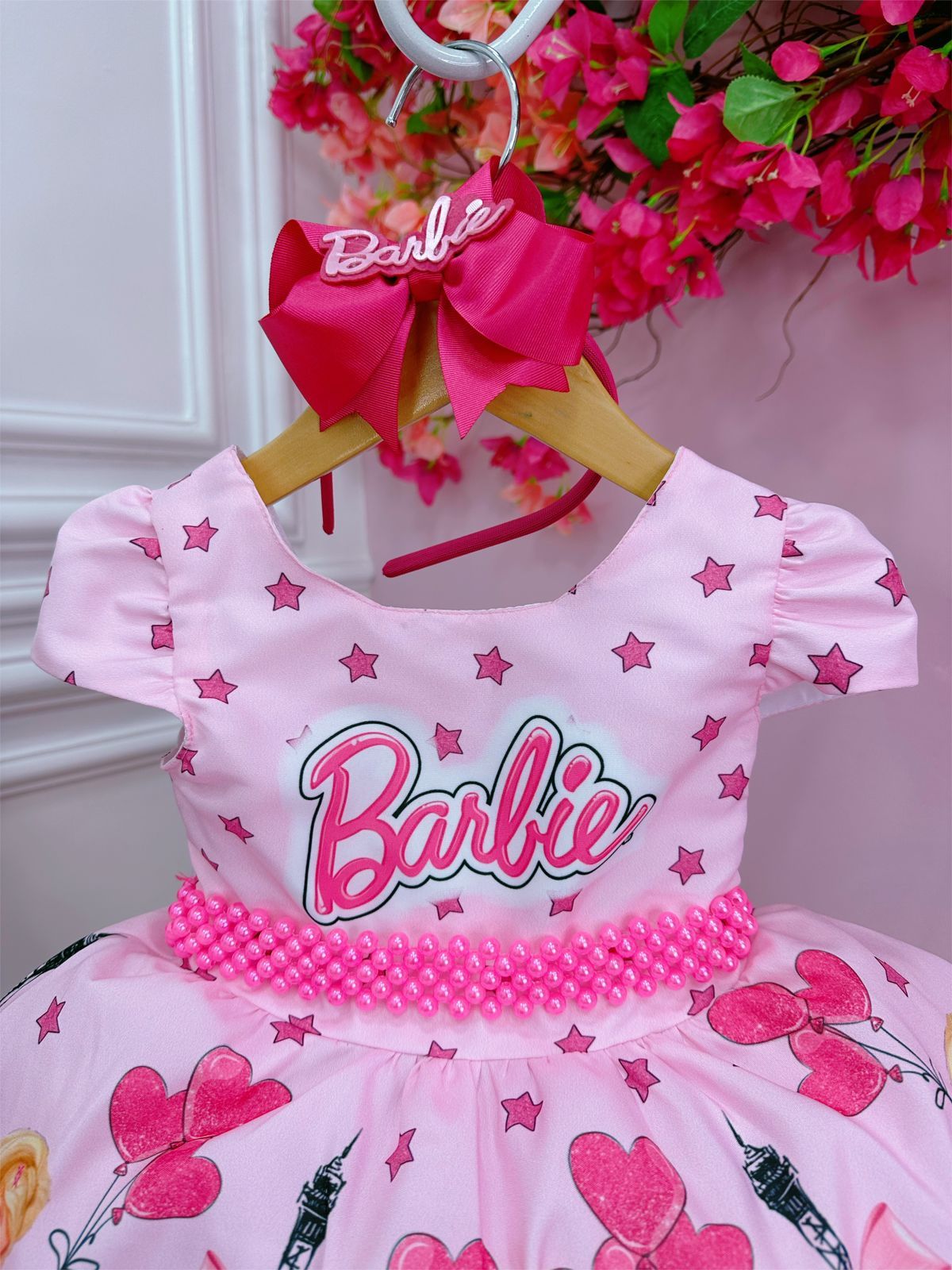 Vestido rosa y cinturón de perlas rosa de Barbie París