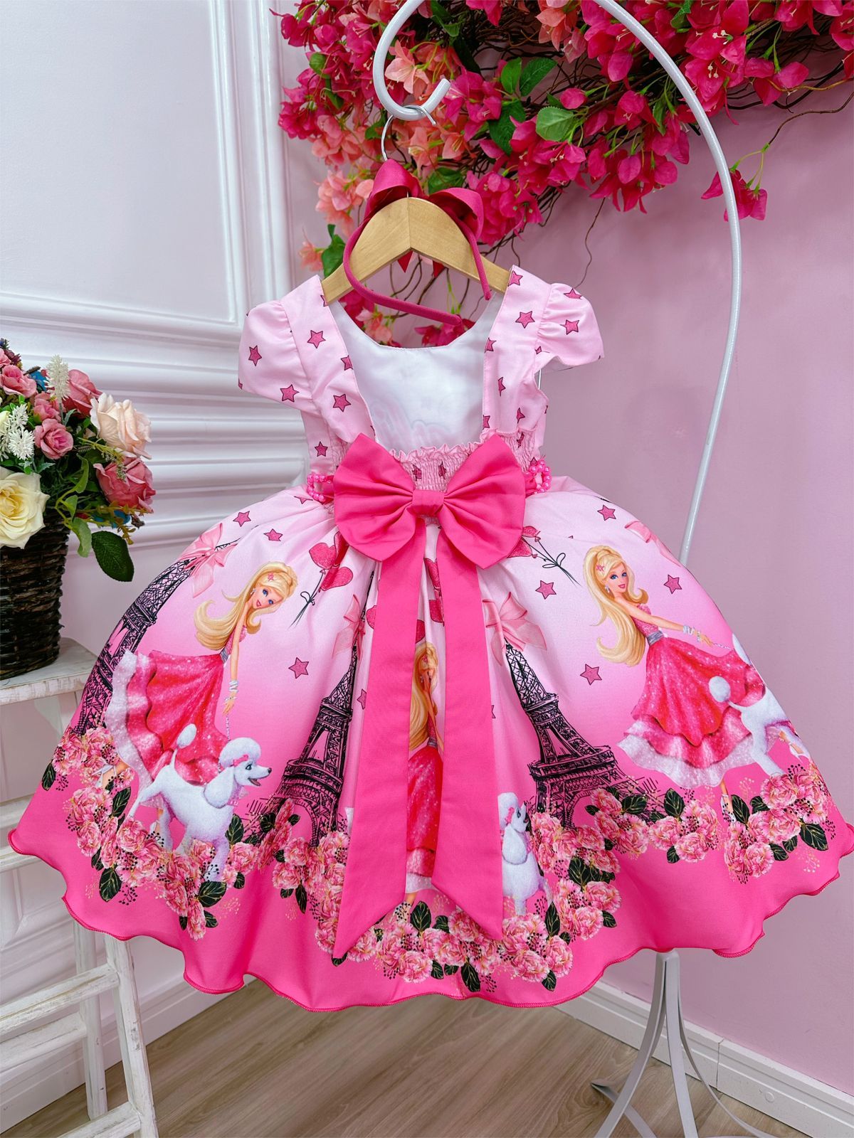 Vestido rosa y cinturón de perlas rosa de Barbie París