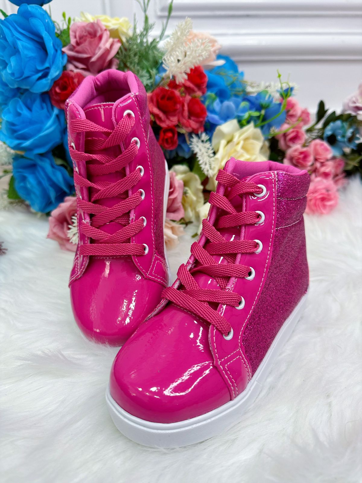 Botas de charol rosa de Barbie con purpurina y cordones