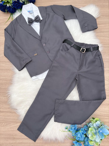 Traje formal con pantalón gris, camisa blanca y corbata 