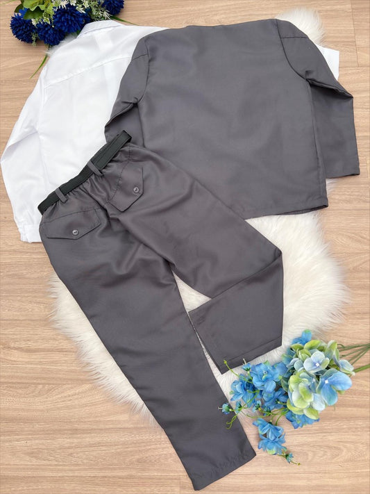 Traje formal con pantalón gris, camisa blanca y corbata 