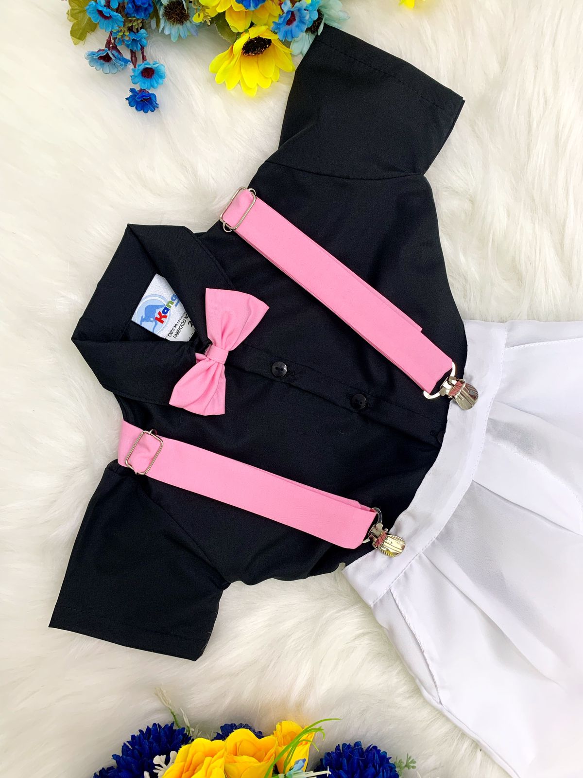 Conjunto de camisa negra y pantalón corto blanco con tirantes. Little Boss Circus 