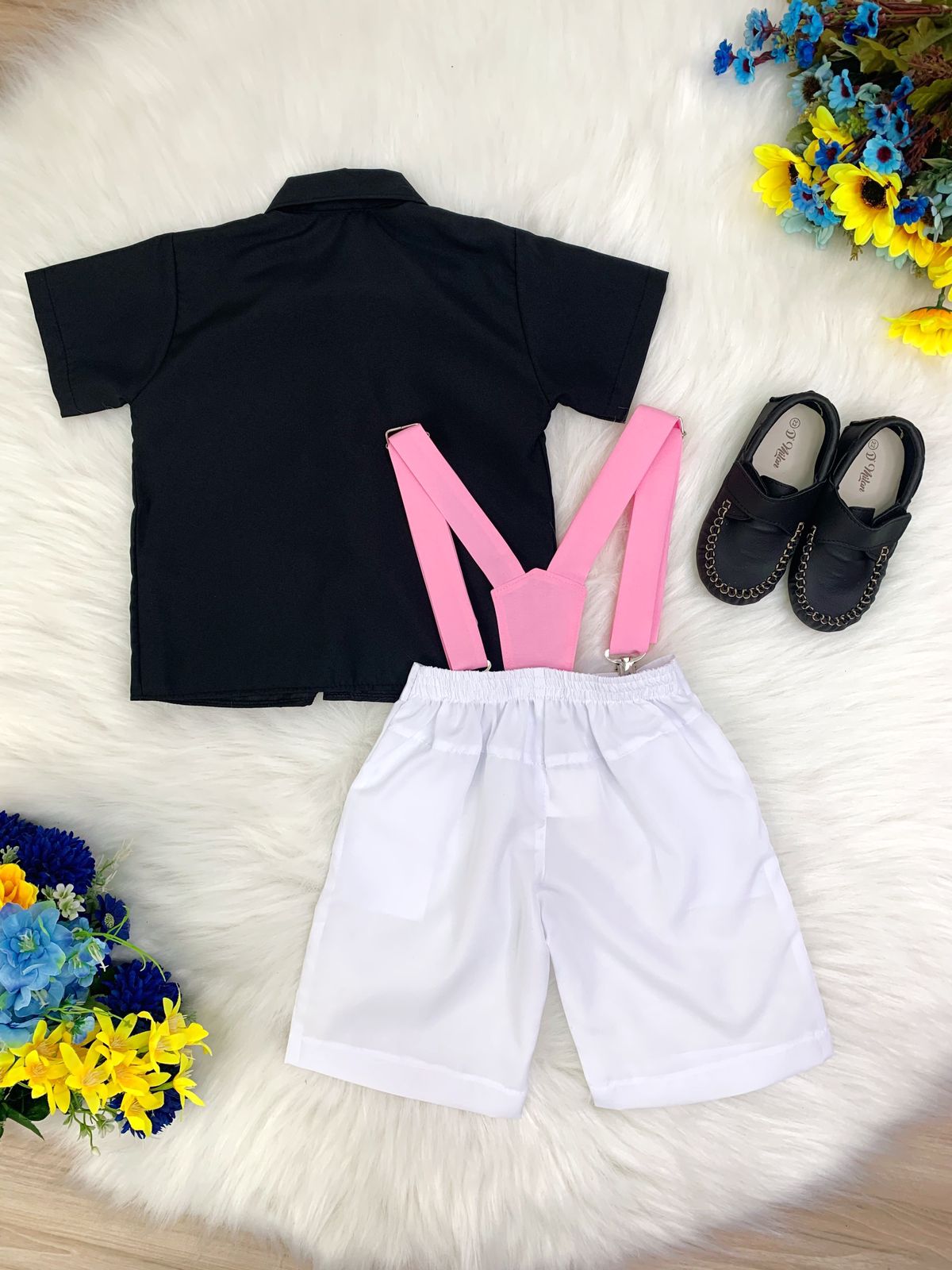 Conjunto de camisa negra y pantalón corto blanco con tirantes. Little Boss Circus 