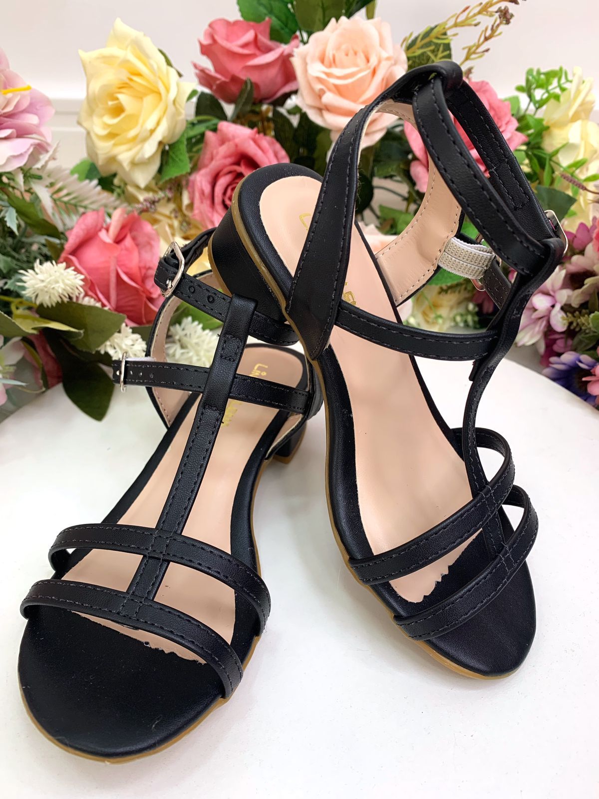 Sandalias negras con tiras trenzadas y tacón para niños 