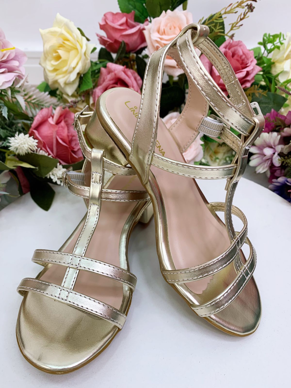 Sandalias de tiras trenzadas doradas para niños con tacones 