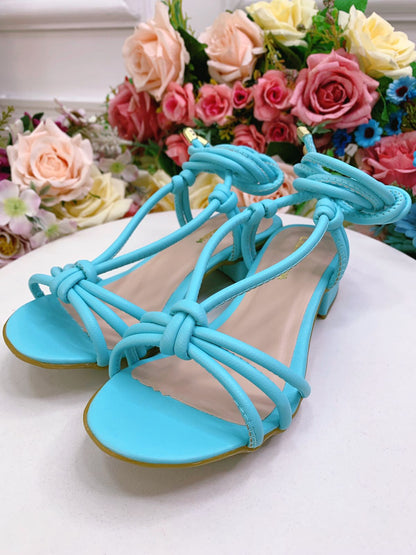 Sandalias azules con cordones y tacón para niños