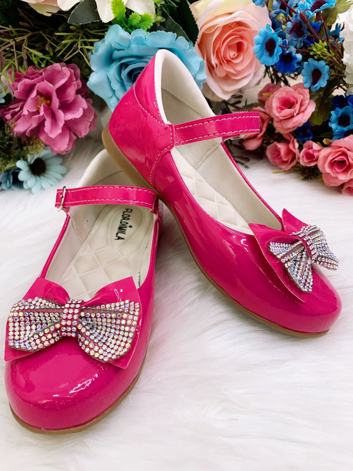 Zapatos de charol rosa con lazo y aplique de diamantes de imitación 