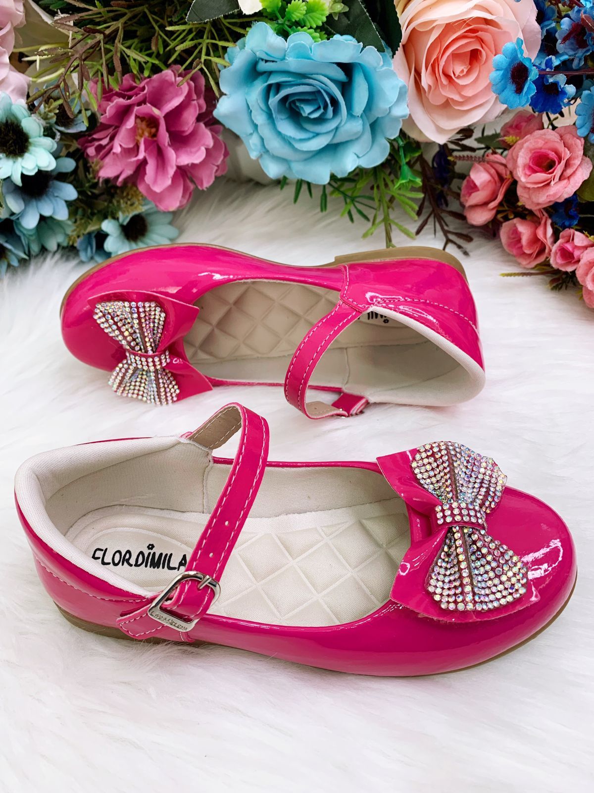 Zapatos de charol rosa con lazo y aplique de diamantes de imitación 