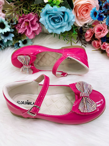 Zapatos de charol rosa con lazo y aplique de diamantes de imitación 