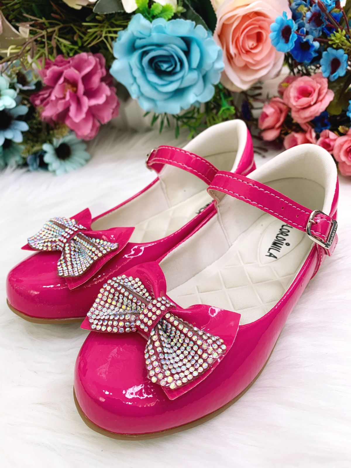 Zapatos de charol rosa con lazo y aplique de diamantes de imitación 