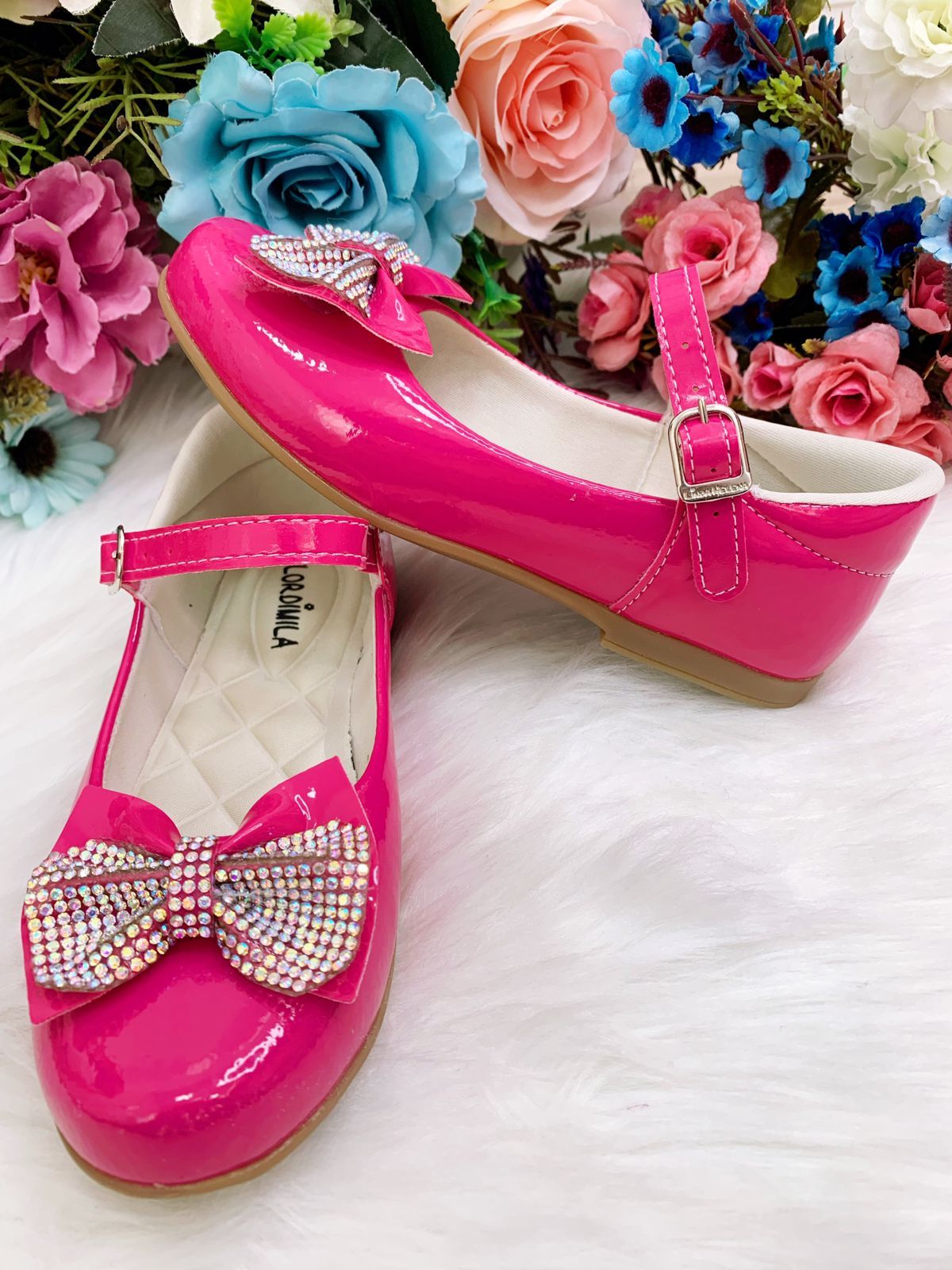 Zapatos de charol rosa con lazo y aplique de diamantes de imitación 