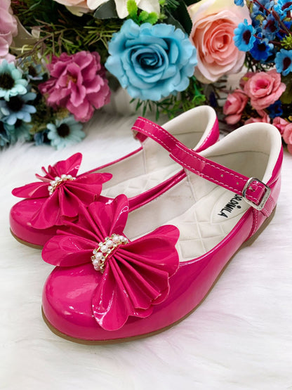 Zapatos de charol rosa con lazo y aplique de diamantes de imitación 