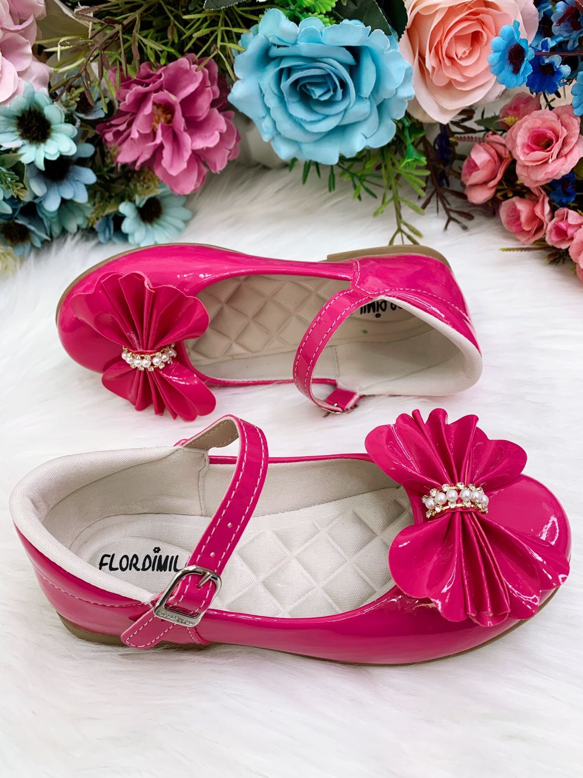 Zapatos de charol rosa con lazo y aplique de diamantes de imitación 