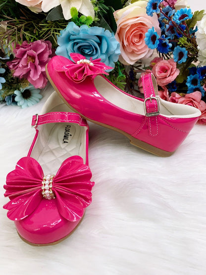 Zapatos de charol rosa con lazo y aplique de diamantes de imitación 