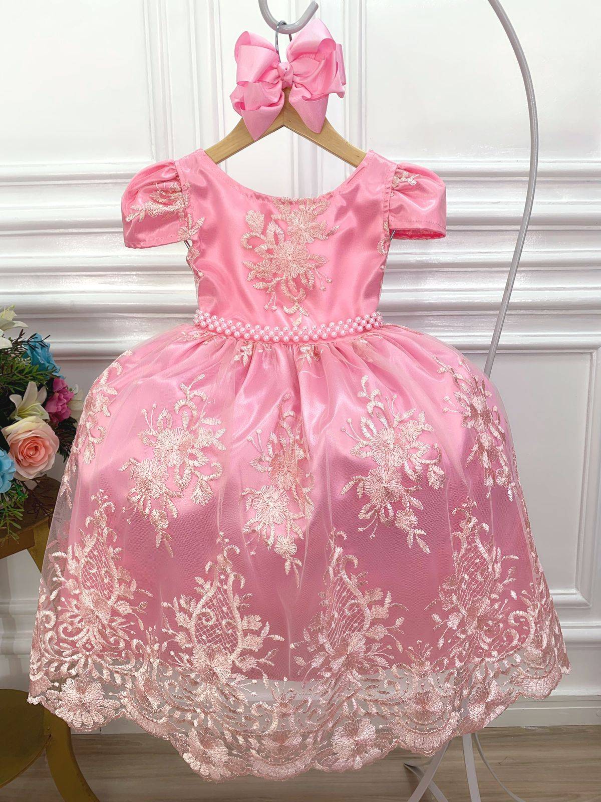 Vestido infantil rosa con encaje de realeza y cinturón de perlas