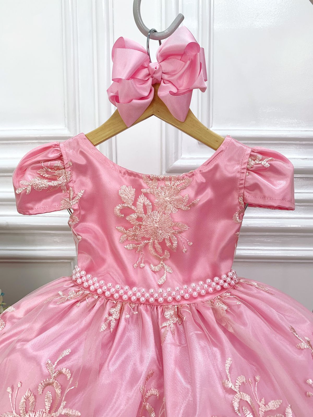 Vestido infantil rosa con encaje de realeza y cinturón de perlas