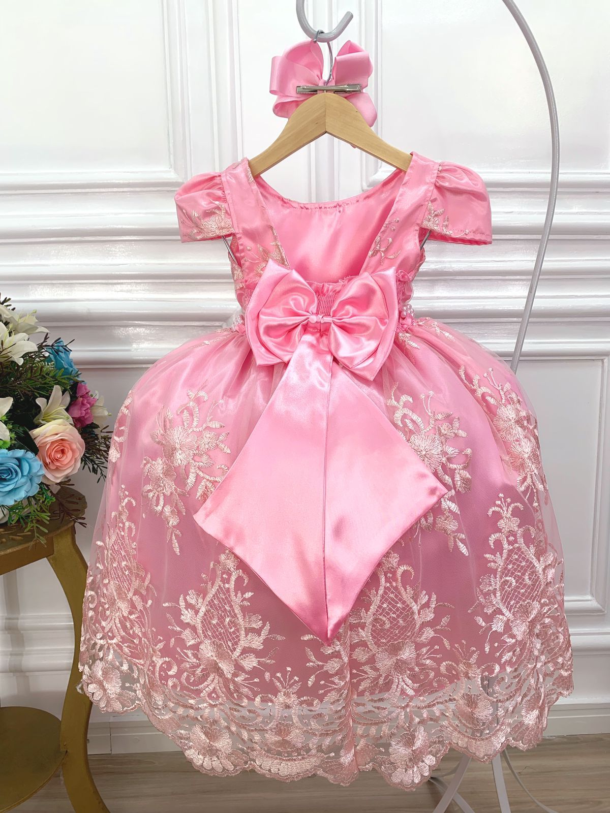 Vestido infantil rosa con encaje de realeza y cinturón de perlas
