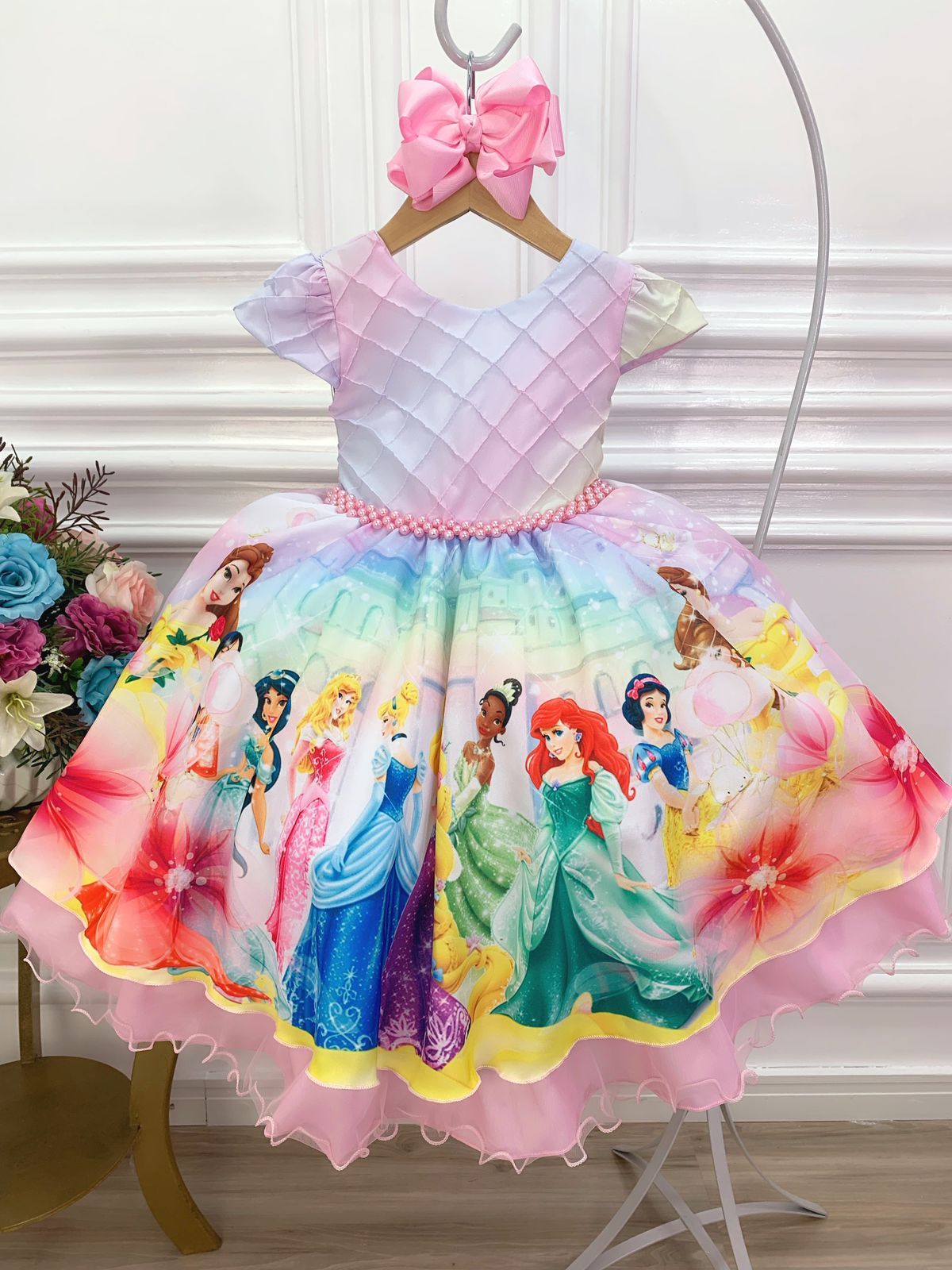 Vestido de princesa rosa con pecho acanalado y cinturón de perlas