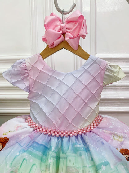 Vestido de princesa rosa con pecho acanalado y cinturón de perlas
