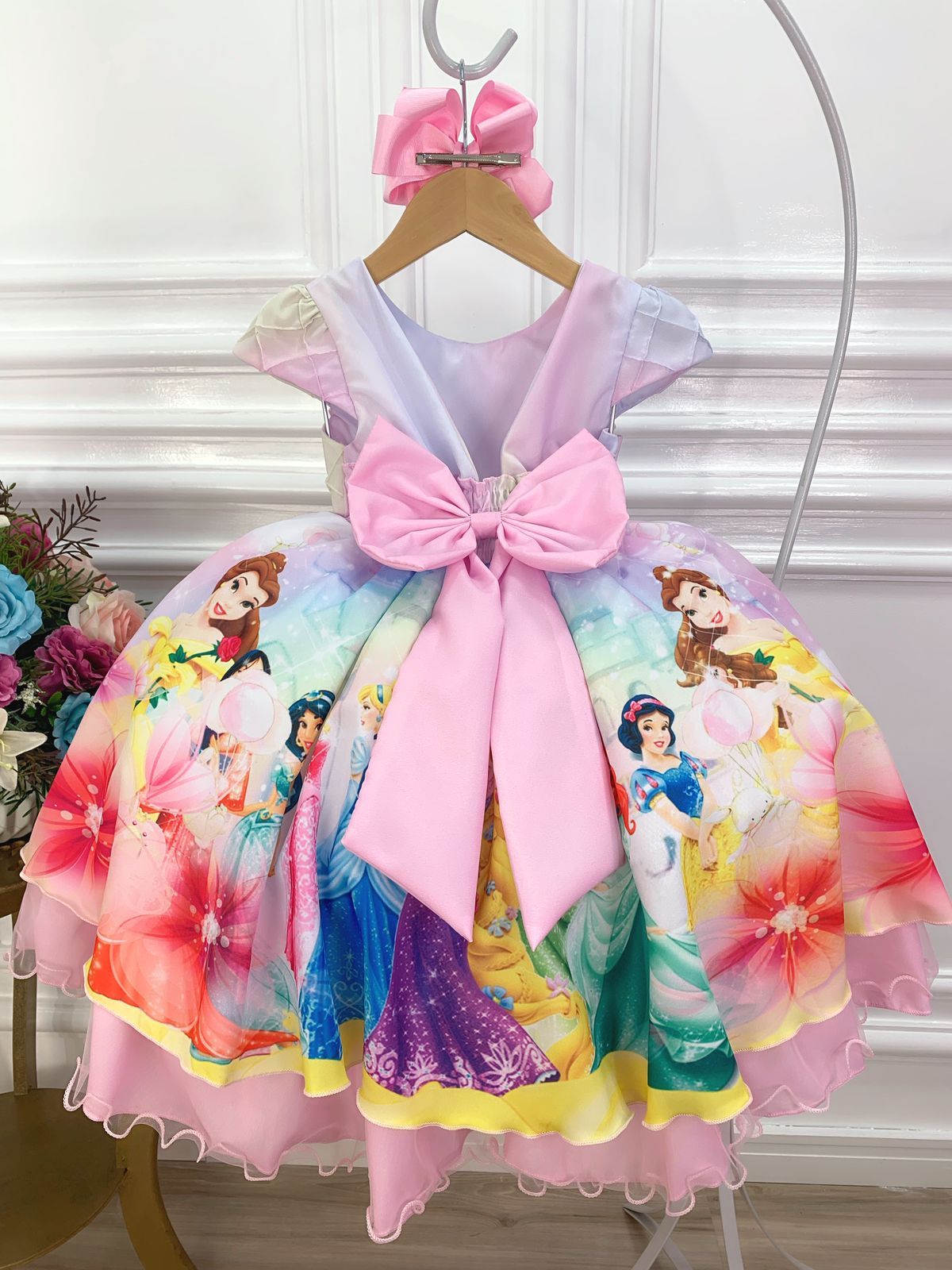 Vestido de princesa rosa con pecho acanalado y cinturón de perlas