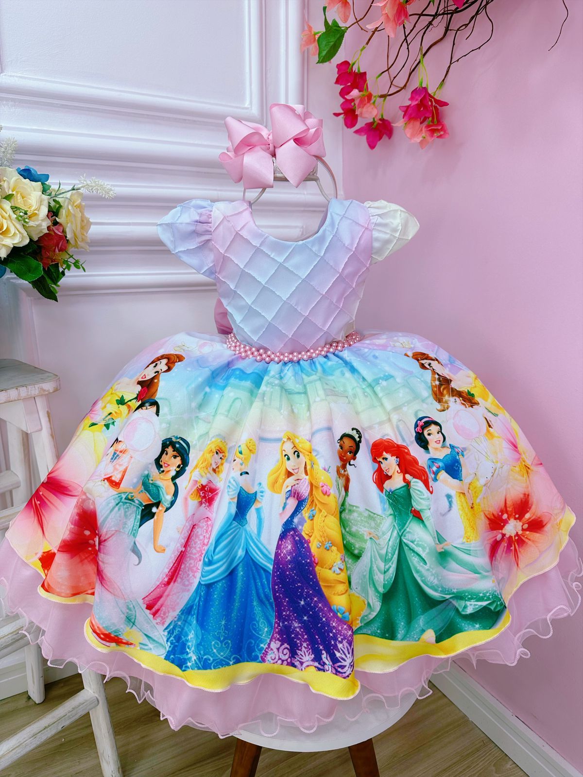 Vestido de princesa rosa con pecho acanalado y cinturón de perlas