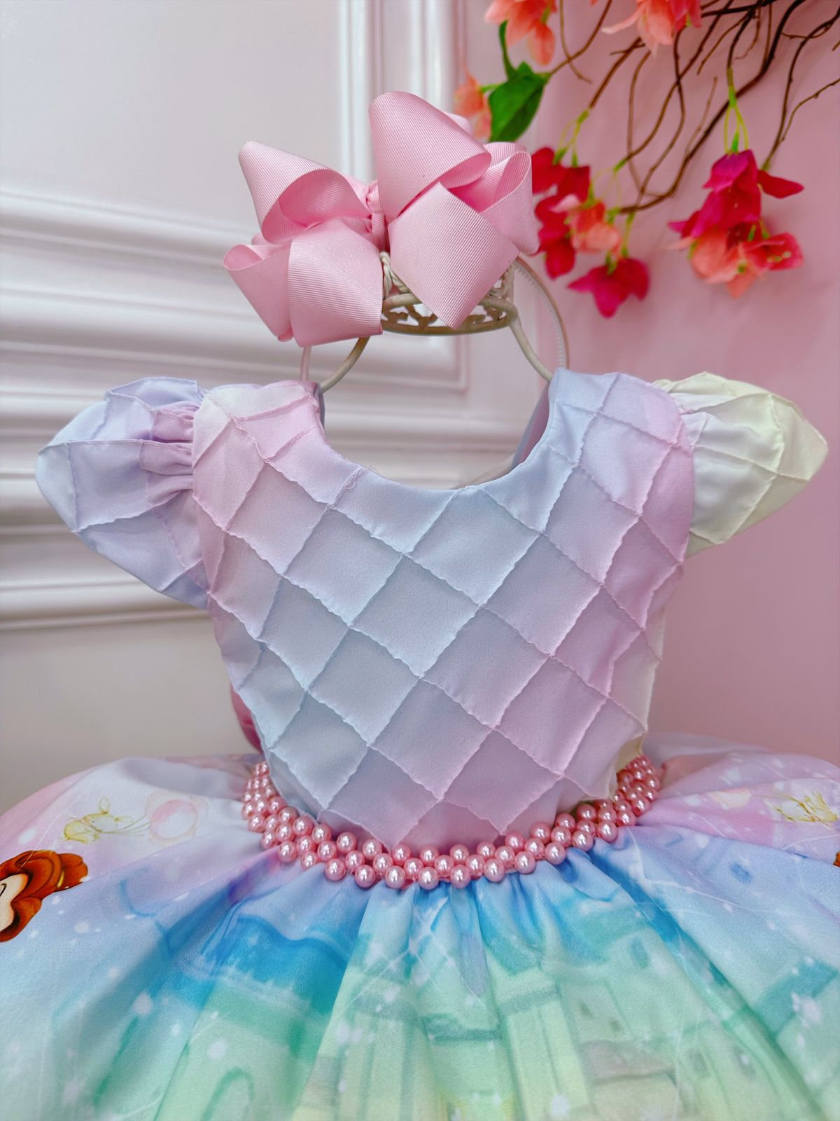 Vestido de princesa rosa con pecho acanalado y cinturón de perlas
