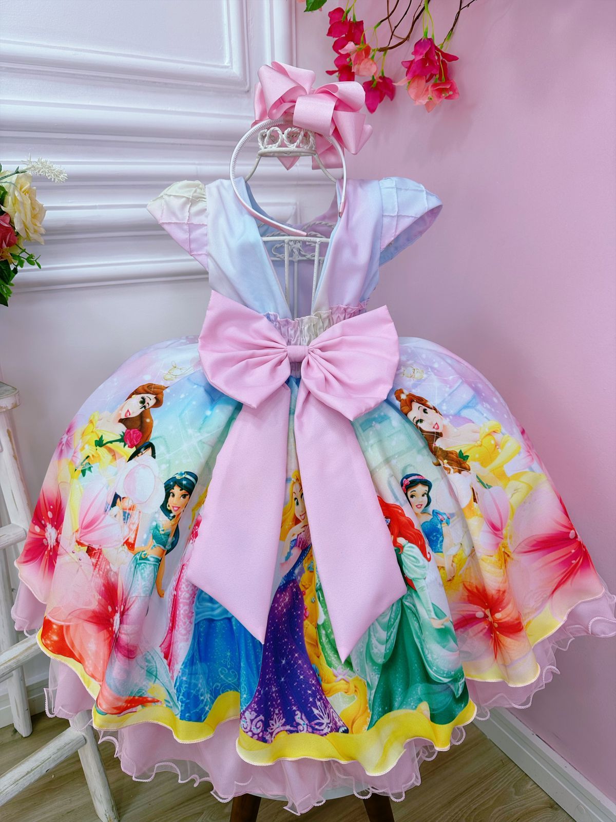 Vestido de princesa rosa con pecho acanalado y cinturón de perlas