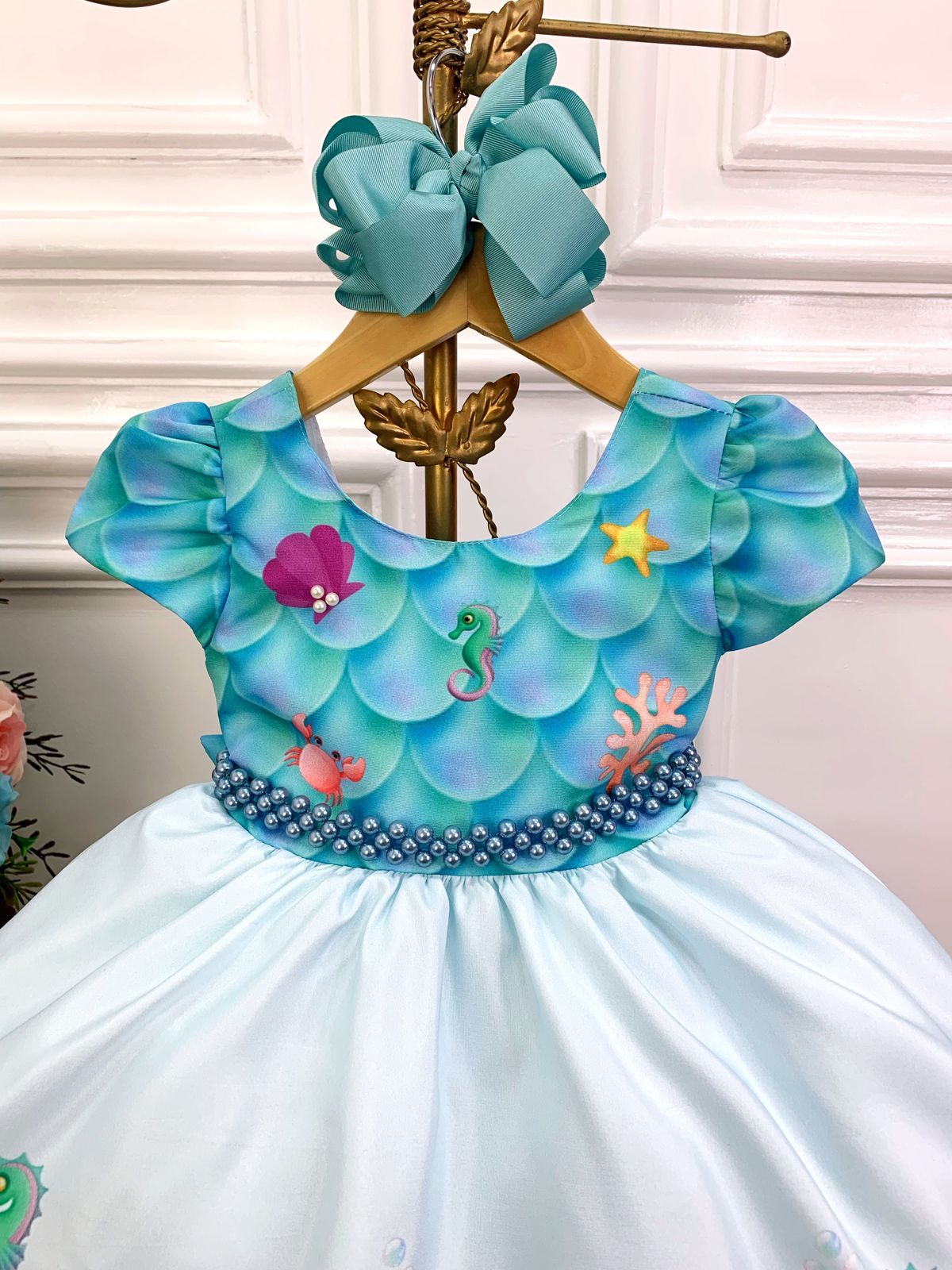 Vestido infantil de fondo marino con cinturón de perlas de lujo