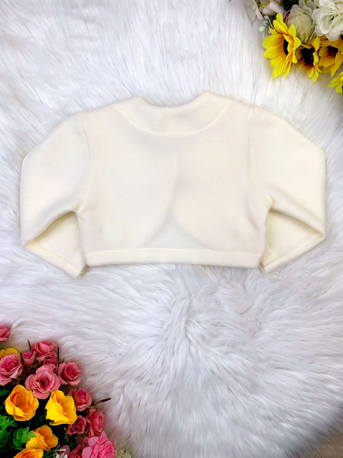 Bolero infantil de lujo suave color marfil con botón