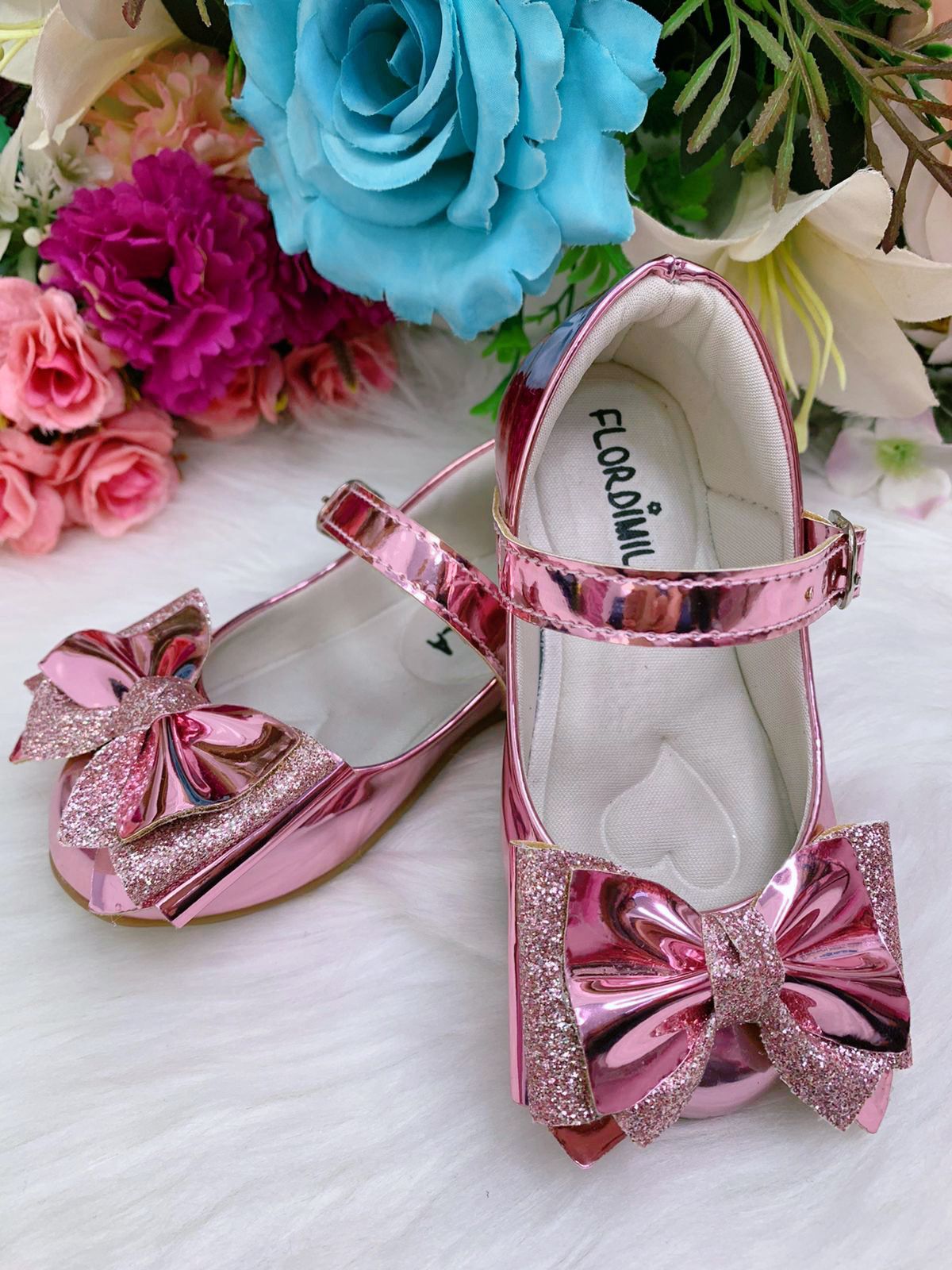 Zapatos rosas metalizados con lazo de purpurina de lujo 