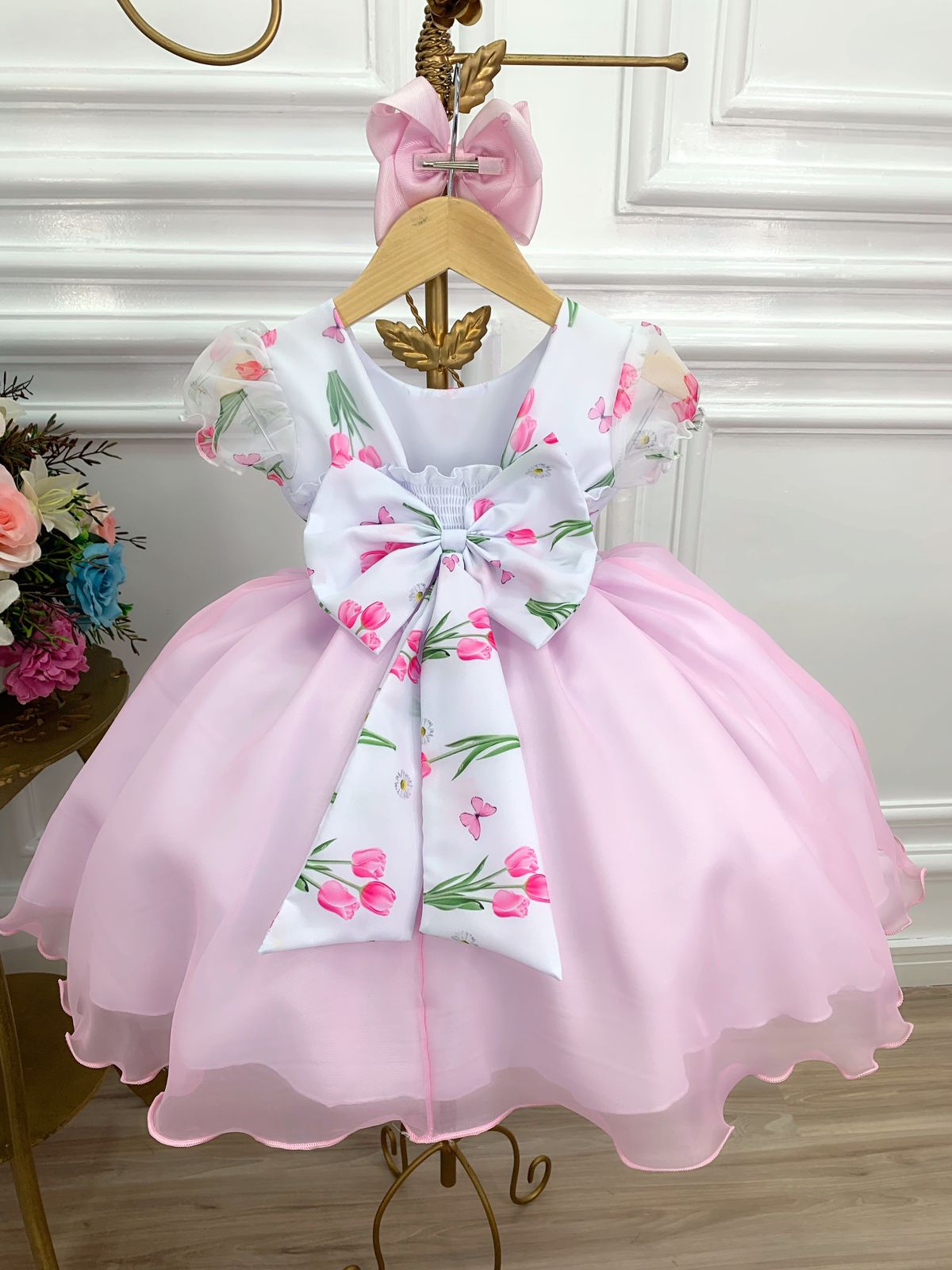 Vestido infantil blanco con flores de tulipán y cinturón de perlas