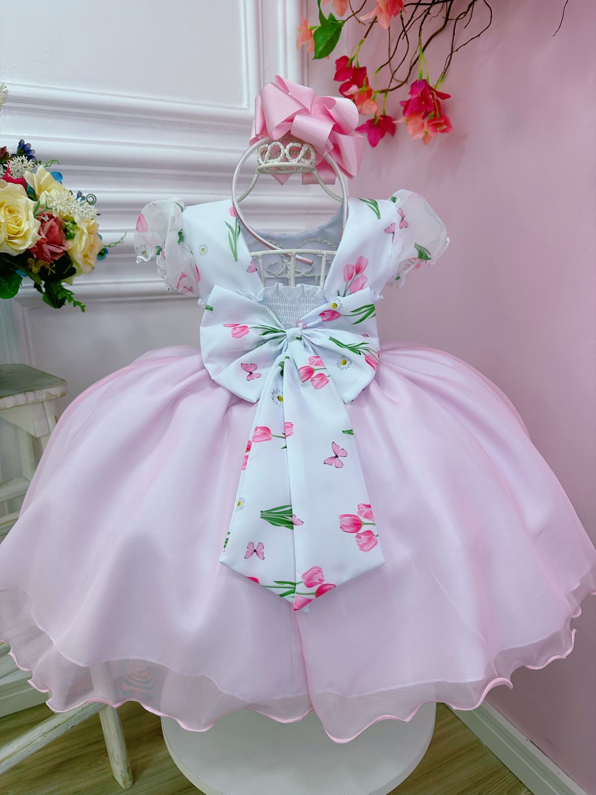 Vestido infantil blanco con flores de tulipán y cinturón de perlas