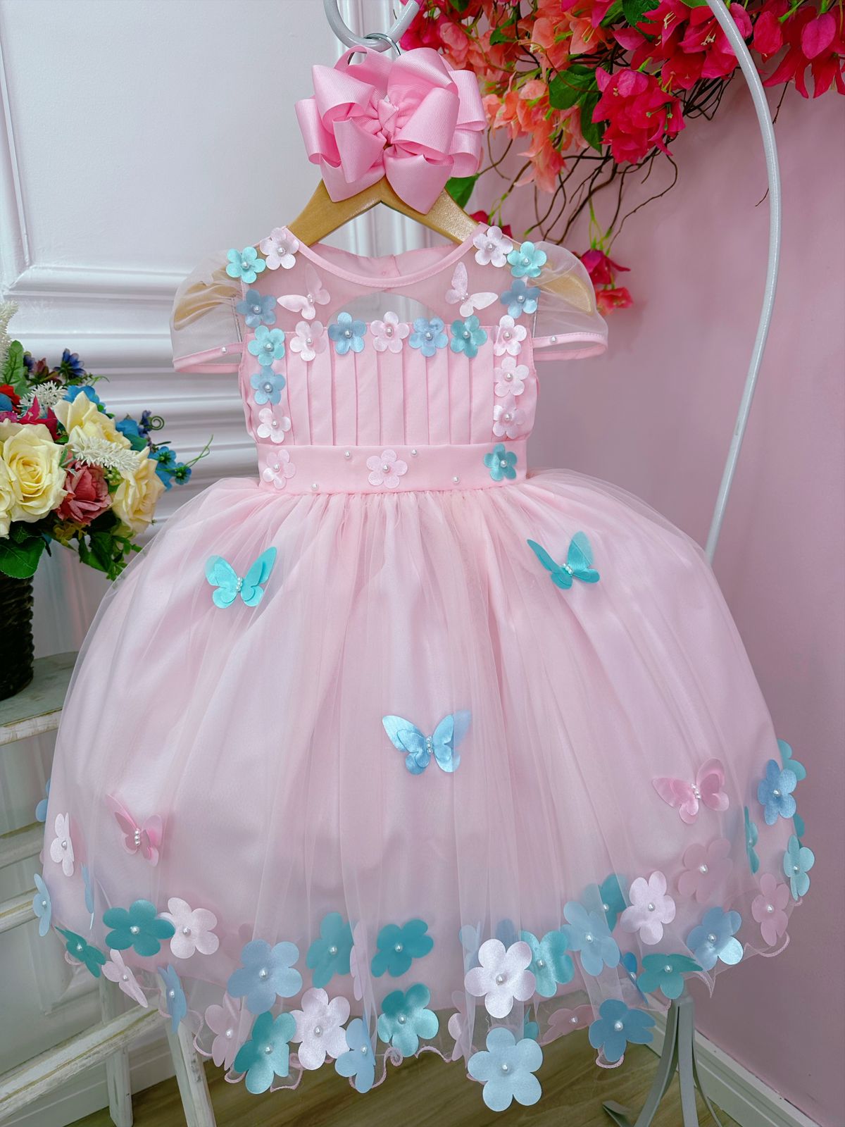 Vestido infantil rosa con apliques de flores de mariposa plisadas