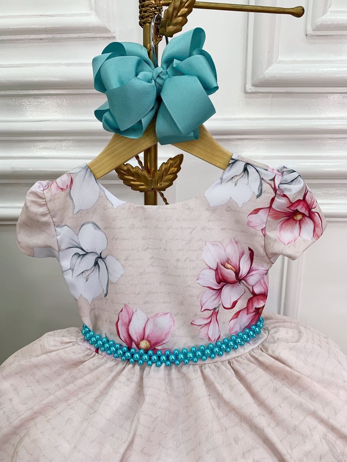 Vestido infantil de primavera con flores de marfil y cinturón de perlas