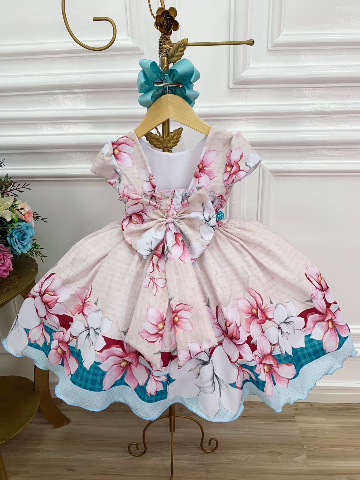 Vestido infantil de primavera con flores de marfil y cinturón de perlas